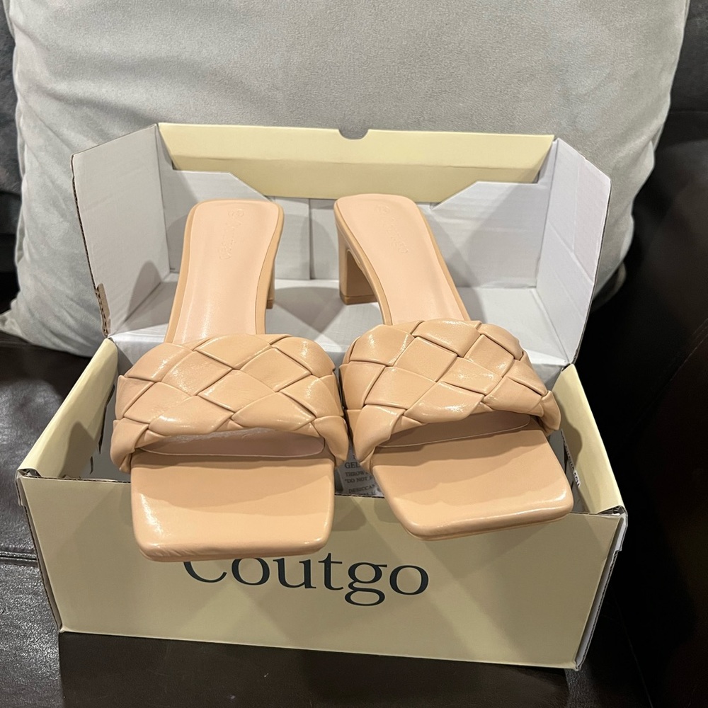 NEW Coutgo Woman’s square heel. Size 7 1/2. Beige.